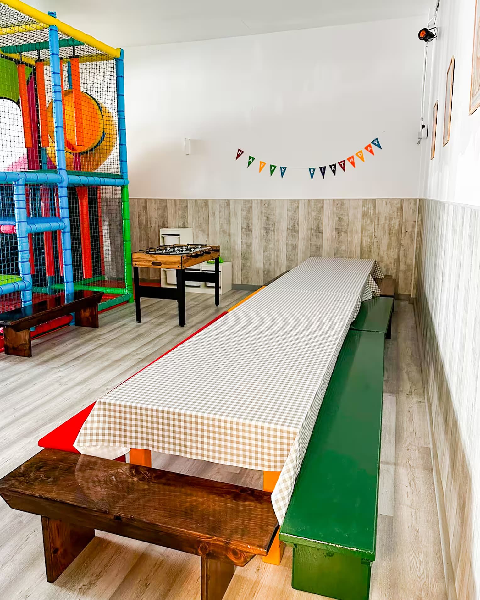 Zona de juegos infantiles dentro de la sala